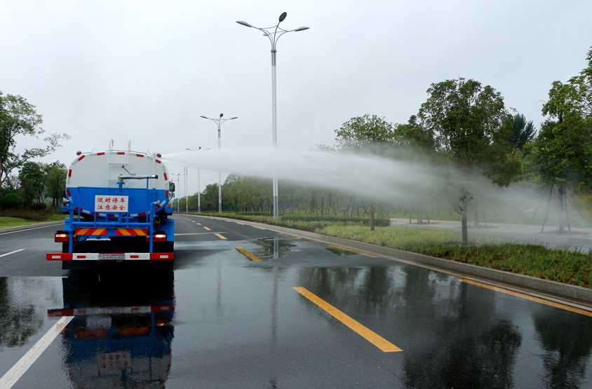 電動四輪垃圾清運車頂噴功能演示